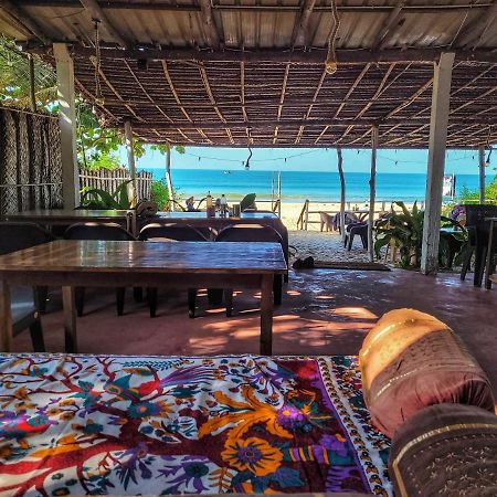 جوكارنا Surya Beach Cafe And Stay المظهر الخارجي الصورة
